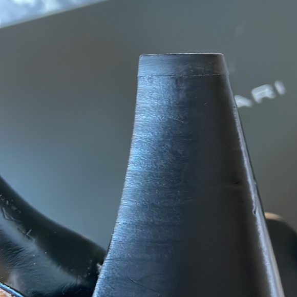 Tahari black Geneva sandals size 7. - Picture 9 of 11